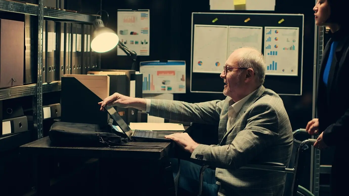 Detective con discapacidad elabora líneas de tiempo de casos utilizando registros de archivo.